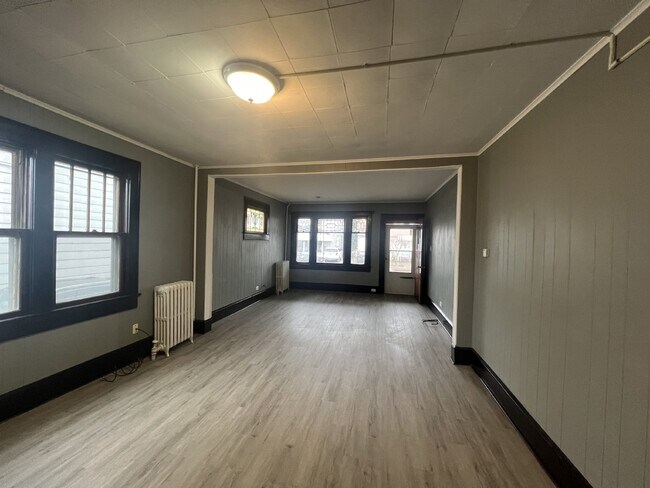 Foto del edificio - Available NOW! Large 3 Bedroom, 1 Bath In ...