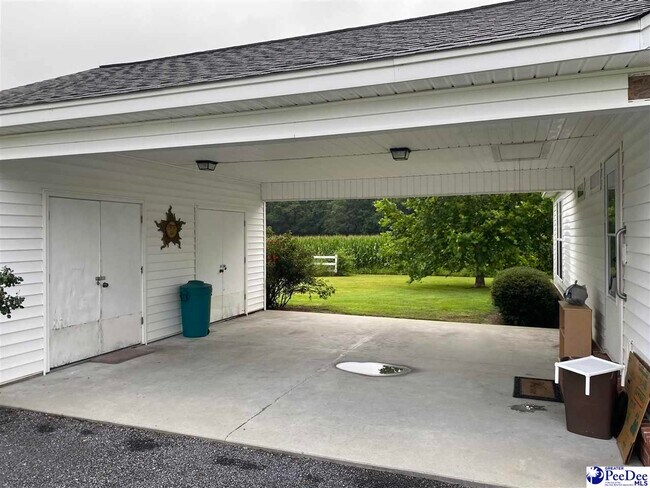 Foto del edificio - 3123 Willow Creek Rd