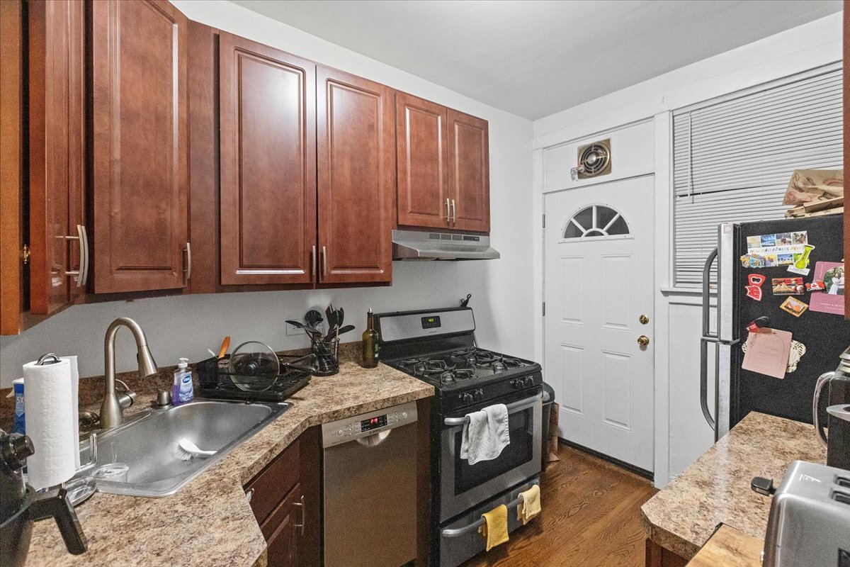Primary Photo - 2465 N Clark St
