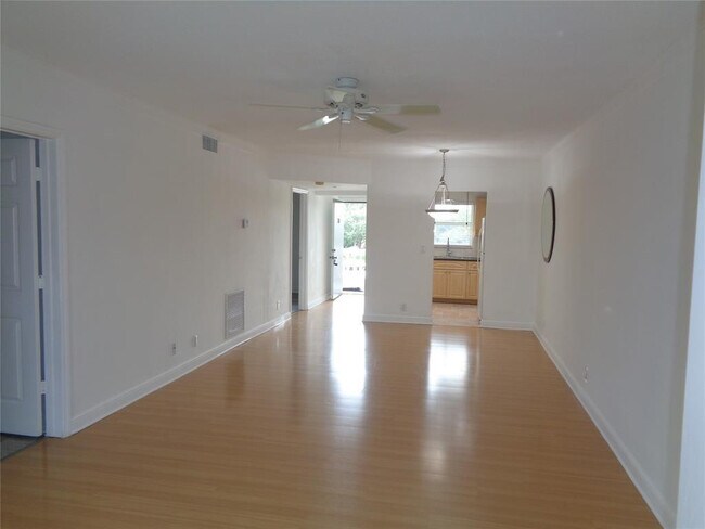 Foto del edificio - 4200 Crystal Lake Dr