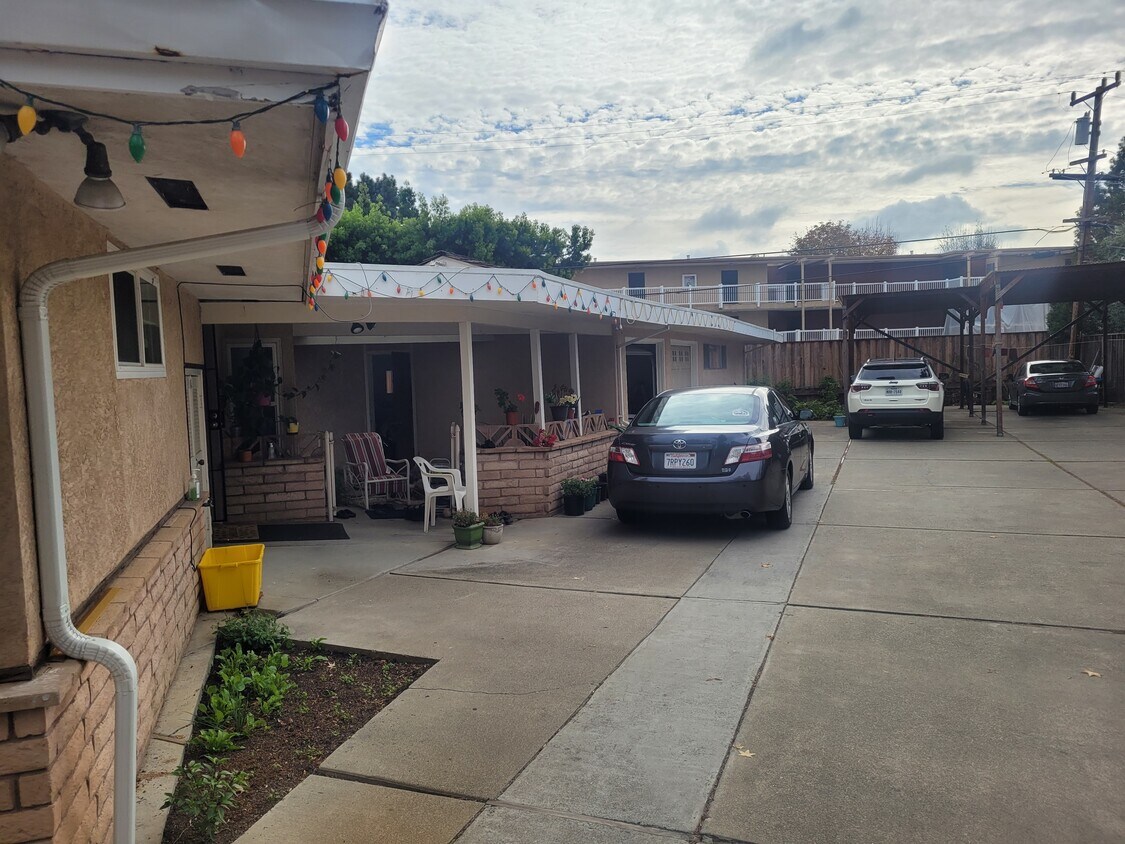 front view - 38350 Parkside Ct
