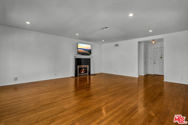 Building Photo - 12843 Miranda St