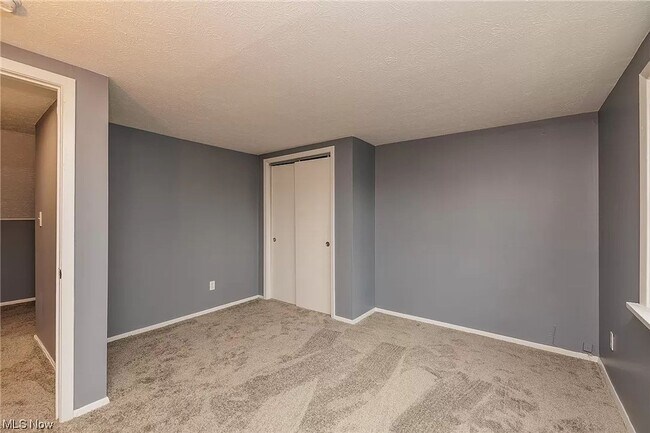 Building Photo - "Luxury Living: 5-Bedroom Single Family Ho...