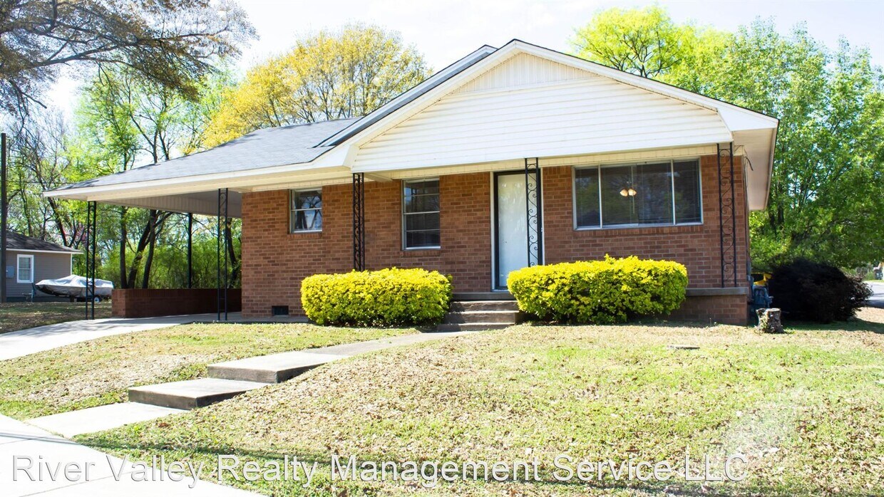 3 br, 2 bath House 827 N El Paso Ave House Rental in Russellville