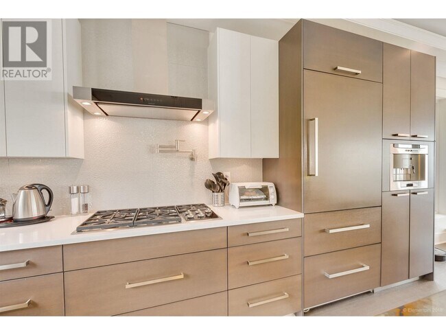 Building Photo - 2165 Palmerston Ave