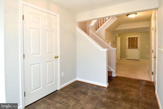 Building Photo - Beautifully updated townhome with an attac...