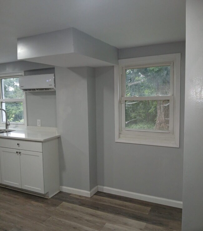 Foto del edificio - Private Basement Apartment with 2 Beds and...