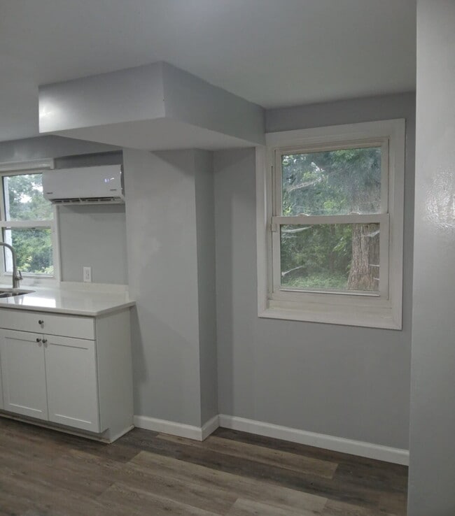 Building Photo - Private Basement Apartment with 2 Beds and...
