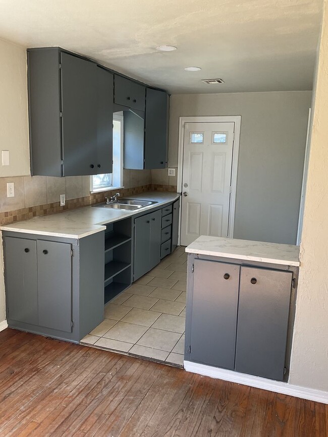 Building Photo - Two bedroom home for rent close to Rose State College