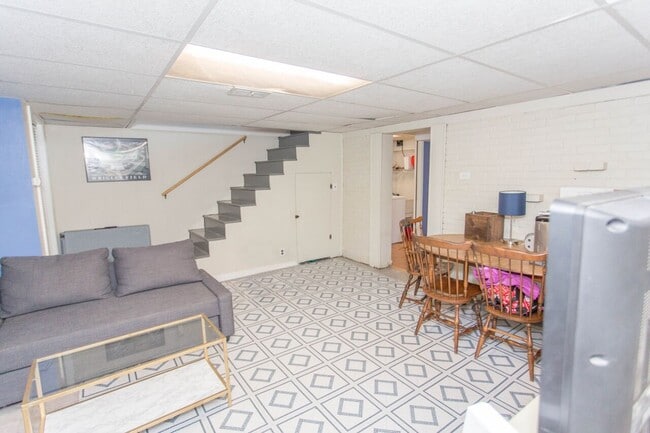 Building Photo - 978 Radcliffe Rd