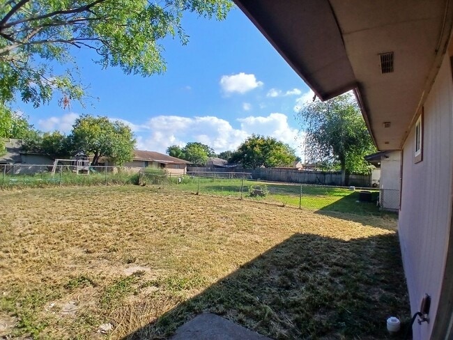 Foto del edificio - Charming 3-Bedroom Home with Private Backyard Oasis