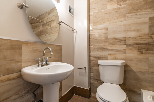 1BR, 1BA - 630SF - Bathroom - Crescendo Apartments