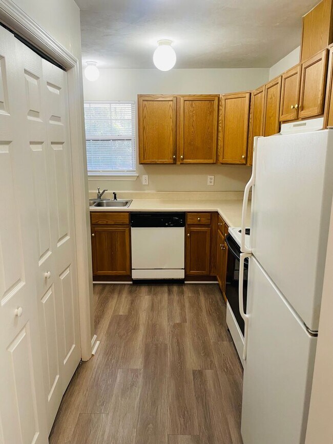 Foto del edificio - Townhouse off Hartsfield Road-$500 off first months rent!
