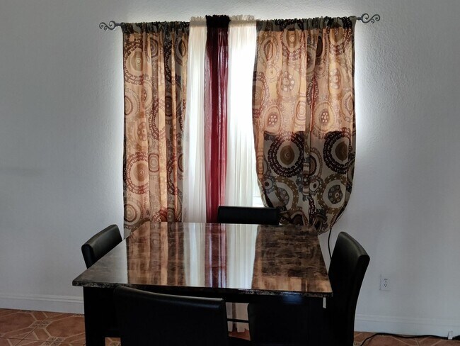 Foto del edificio - 4 Bedroom Single Family Home in California...
