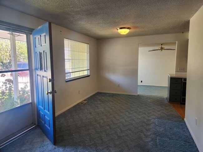 Building Photo - Large 3 br 1 ba charming home