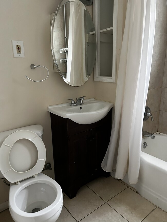 Building Photo - 1742 W Cullerton St