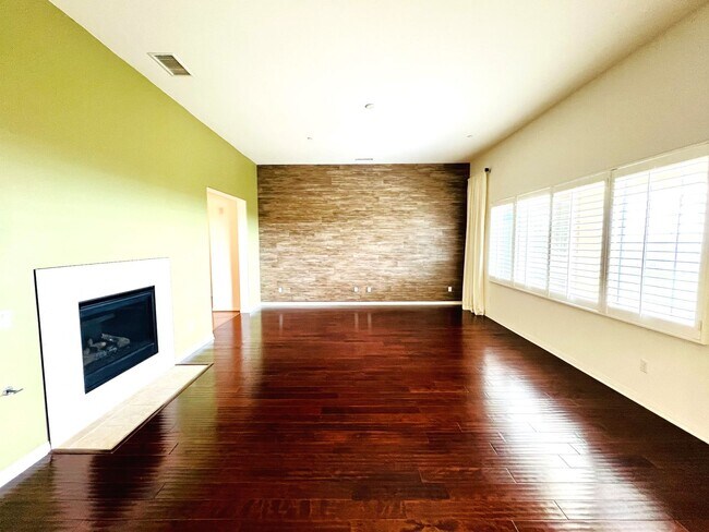 Foto del edificio - Beautiful 4 Bedroom, 2.5 Baths Single Family Home with 3 Car Tandem Parking Garage and Backyard w...