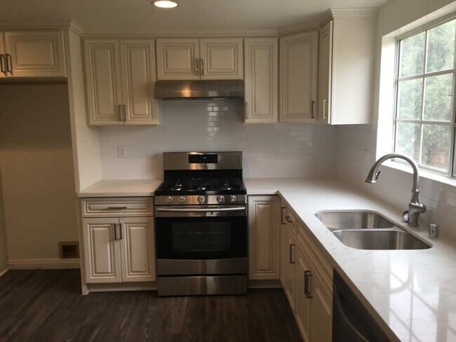 Building Photo - 3 Bedroom 2.5 Bath Condo in Monterey Park ...