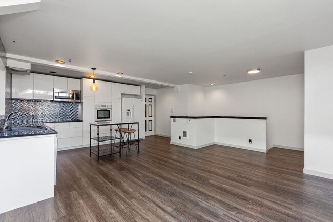 Building Photo - 115 W Galer St