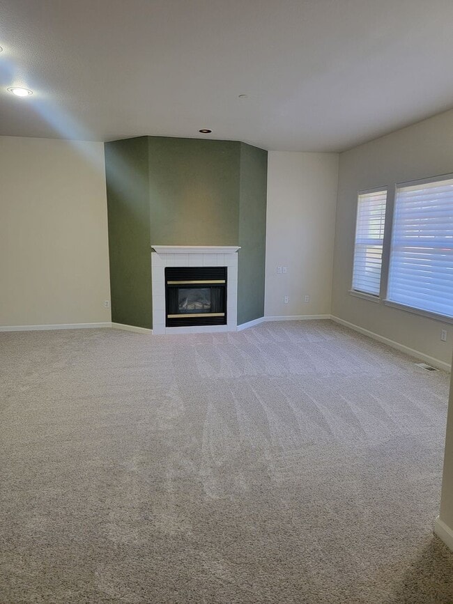 Building Photo - Dupont, NW Landing 2 Bedroom condo. Single...