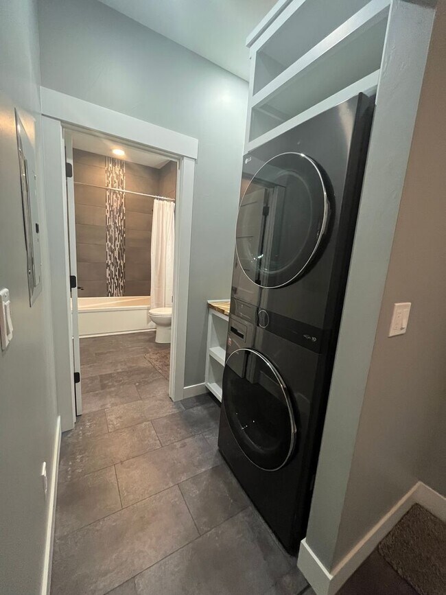 Foto del edificio - Newly Renovated Condo in Uptown Butte
