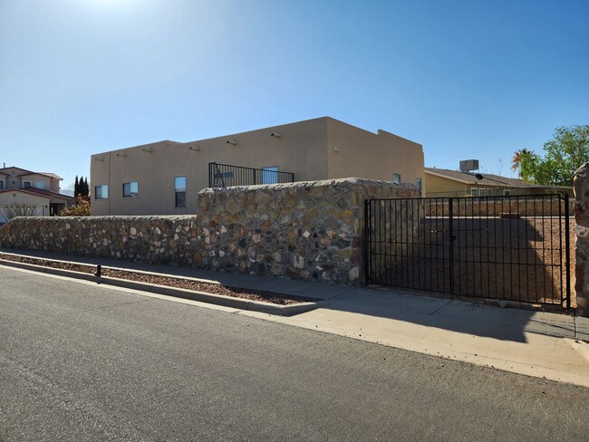 Foto del edificio - 600 Stone Canyon Dr