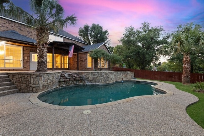Building Photo - 545 Oak Hill Dr