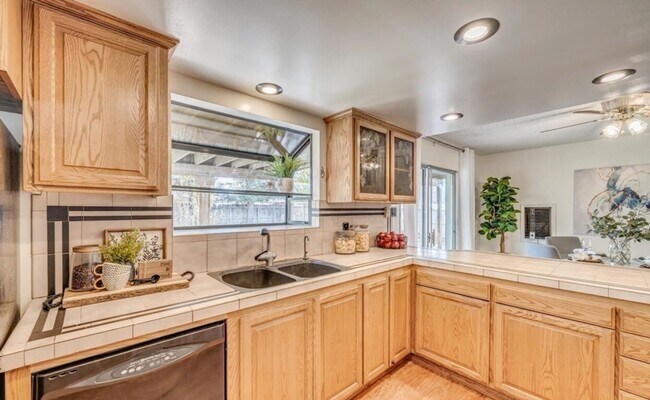 Building Photo - Sparks - Huge Yard - Great 3 Bed 2 Bath Home!