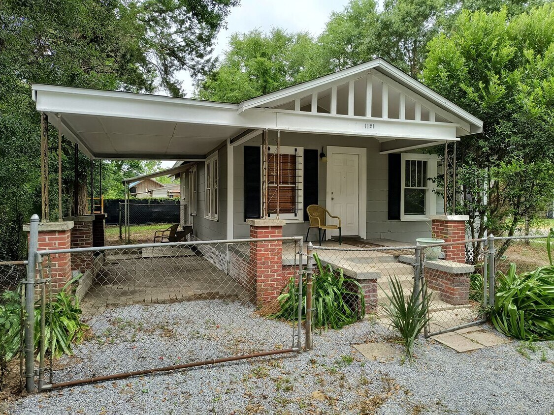 Primary Photo - Beautifully Remodeled 3 Bedroom 2 Bath Hom...