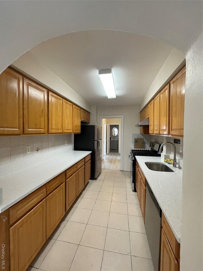 Building Photo - 95-12-95-67 67th Ave