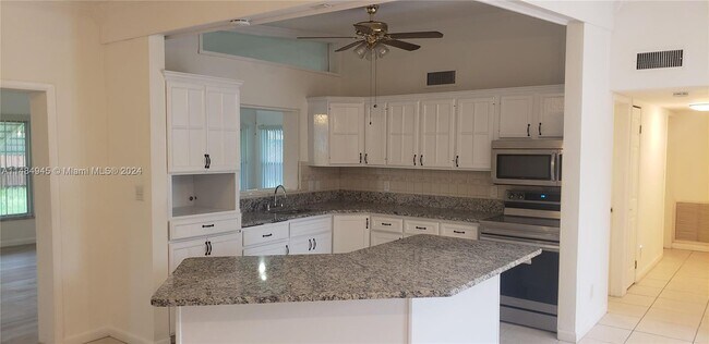 Building Photo - 310 Olive Ave