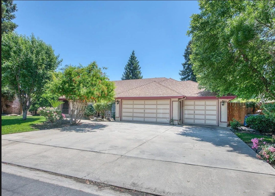 Primary Photo - 203 E Dorothea Ct