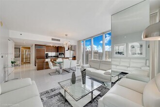 Building Photo - 495 Brickell Ave