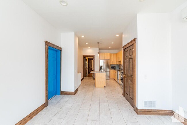 Building Photo - 3 bedroom in Chicago IL 60647