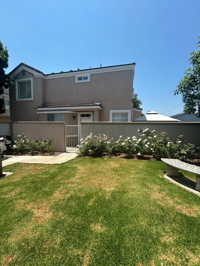 Foto del edificio - Spacious 2-Story Home in Prime Location