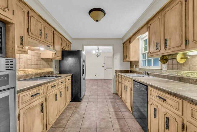 Building Photo - 704 19th Ave N