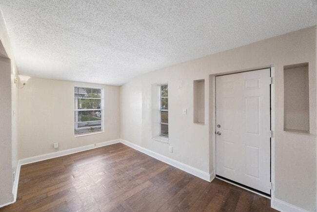 Building Photo - $25 App Fee & December Rent Free! * 4bdrm/...