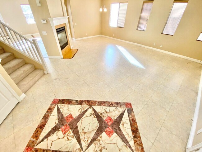 Foto del edificio - THIS SPACIOUS RESIDENCE FEATURES 4 BEDROOM...