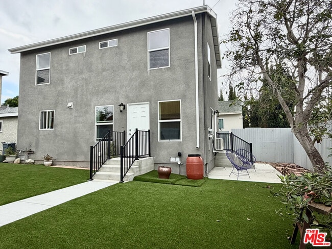 Building Photo - 384 Hargrave St