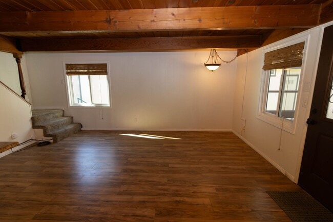 Foto del edificio - 3 Bedroom 2 Bath Gambrel Nestled in Big Bear City