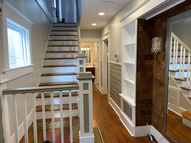 Foto del edificio - Stunning 3 bedroom/2bath Victorian home