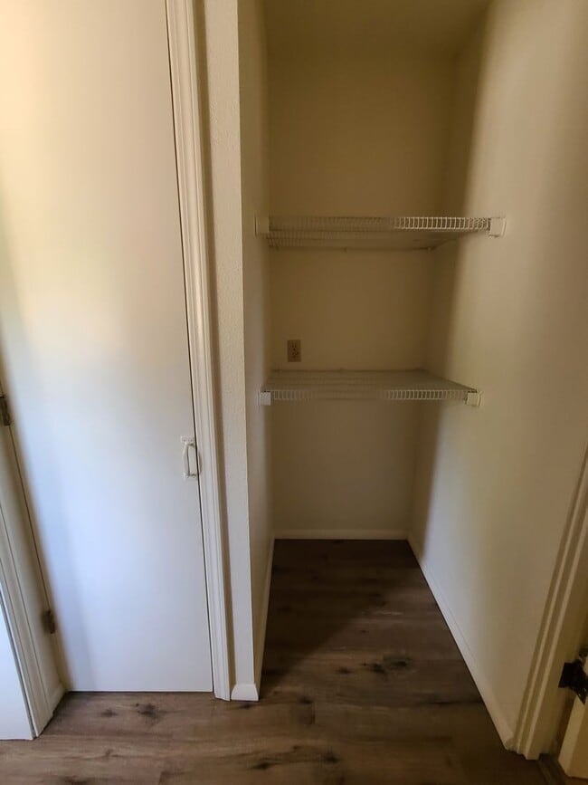 Building Photo - Adorable 3 Bedroom 1 3/4 Bathroom Availabl...