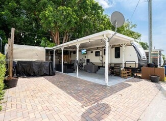 Building Photo - 325 Calusa St