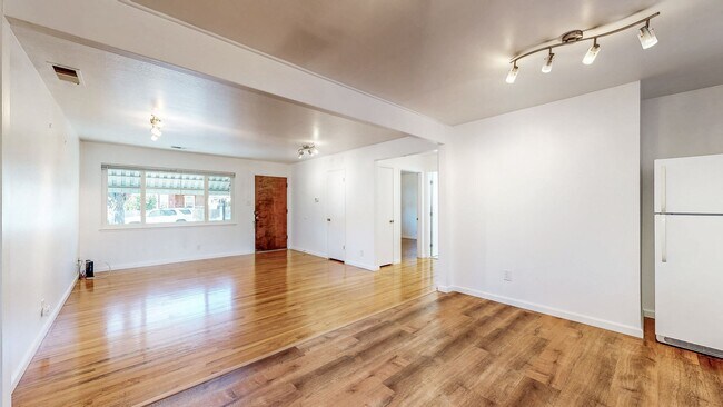 Building Photo - Delightful 2 Bedroom 1 Bath Unit with 1 Car Garage