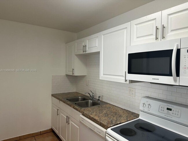 Foto del edificio - 4500 NW 79th Ave