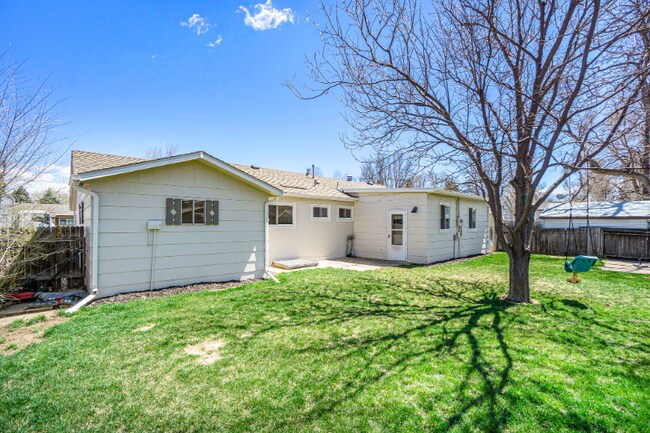Building Photo - 221 Columbine Ct