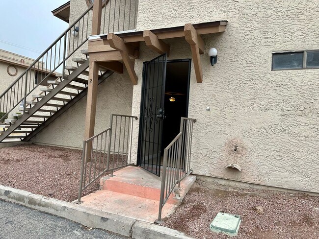 Foto del edificio - Downstairs Corner 2-Bedroom Condo in Centr...