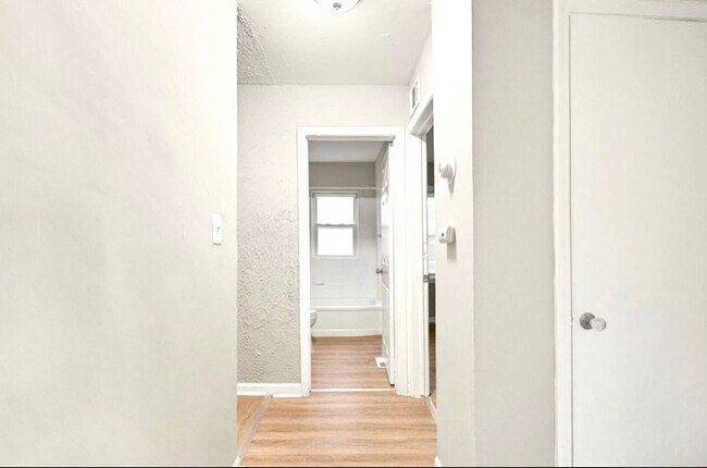 Foto del edificio - 8499 Meadow Ave