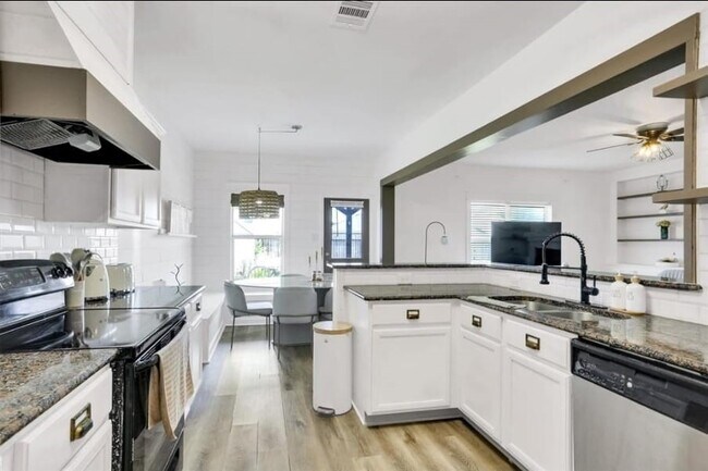 Foto del edificio - 6715 Plum Springs Ln