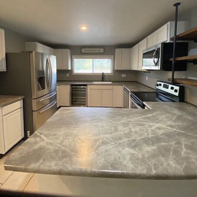 Foto del edificio - Amazing, Recently Renovated2 Bed 1 Bath Ho...